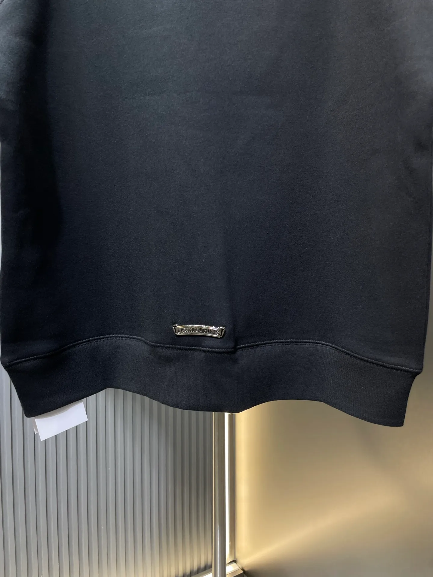 🅿️320 CH🌟【Top Replica】25 pullover embroidered short sweatshirt Original purchased for 6650 The development cost is extremely high The fabric is made of fleece fabric The usage is huge Imported embroidery machine is used for embroidery Customized lambskin leather label The back hardware is aged and silver-plated Size: s m l